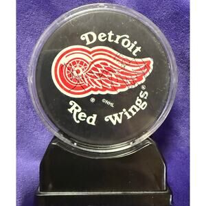 Detroit Red Wings Multi Signed Hockey Puck Osgood Fedorov Devereaux not verified